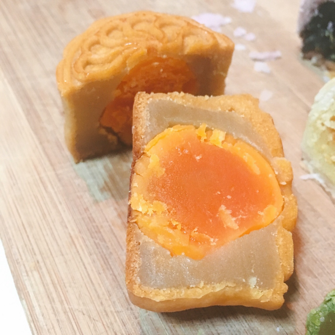 广式月饼—蛋黄莲蓉月饼