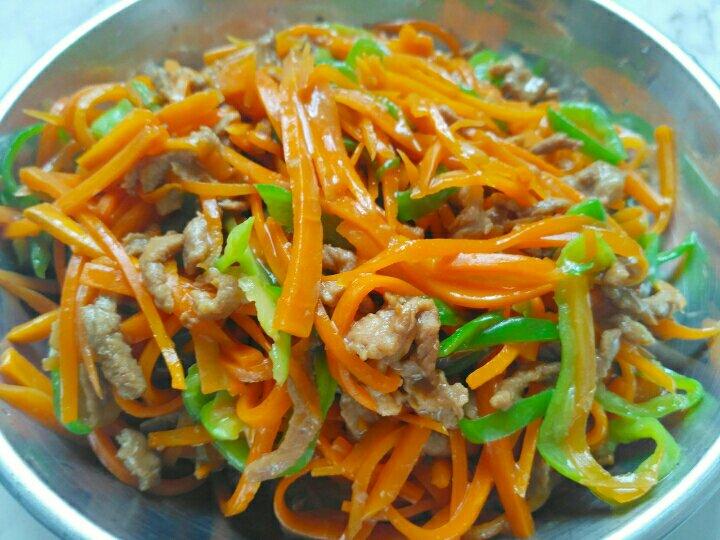 超下饭的青椒胡萝丝炒肉