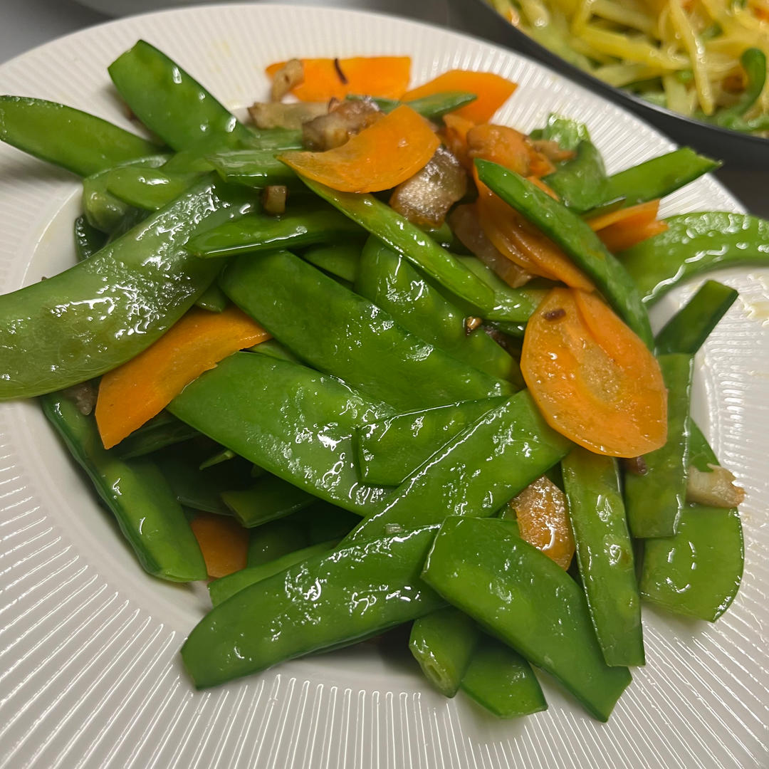胡萝卜炒荷兰豆