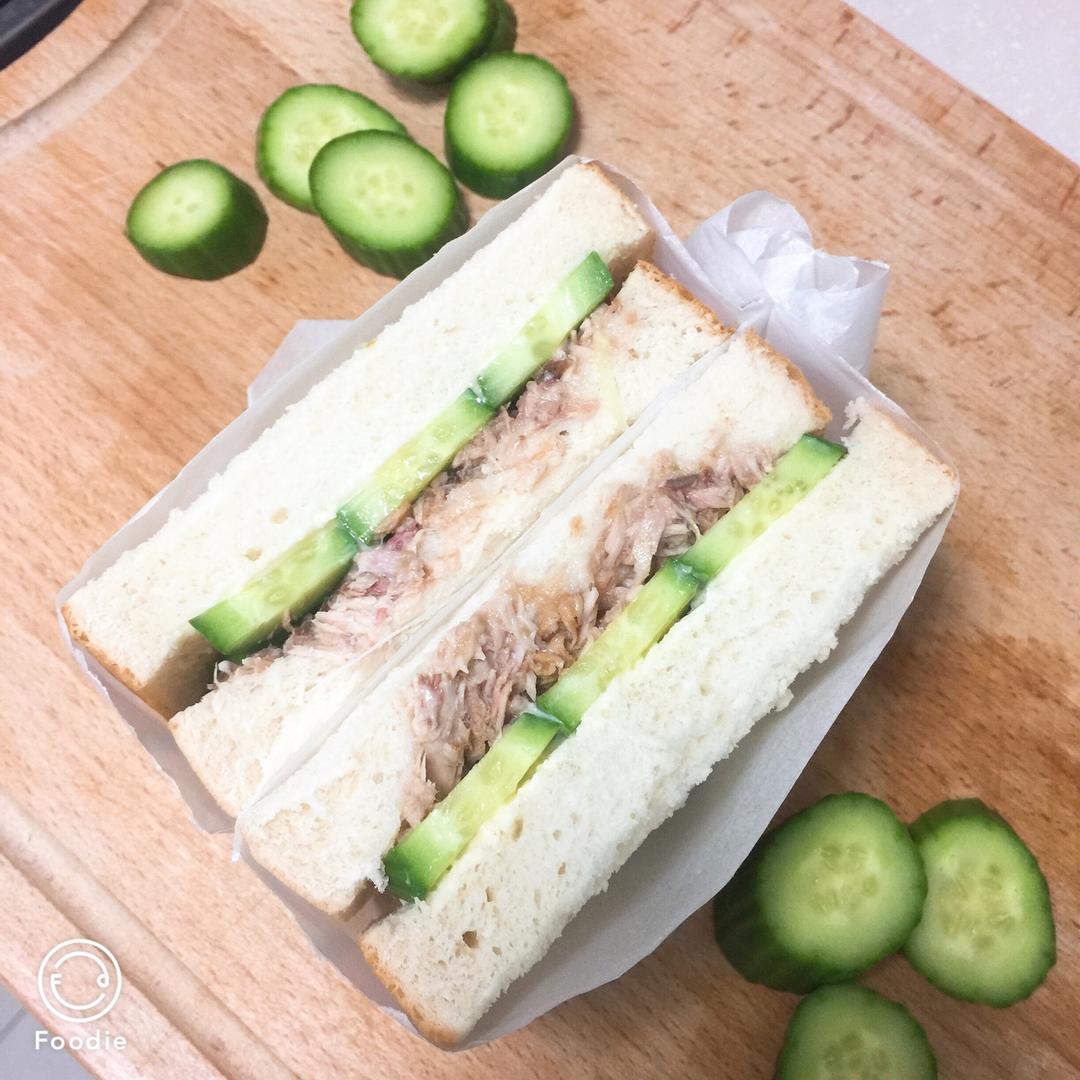 吞拿鱼（金枪鱼）鸡蛋沙拉三明治—加了黄瓜更小清新了哟