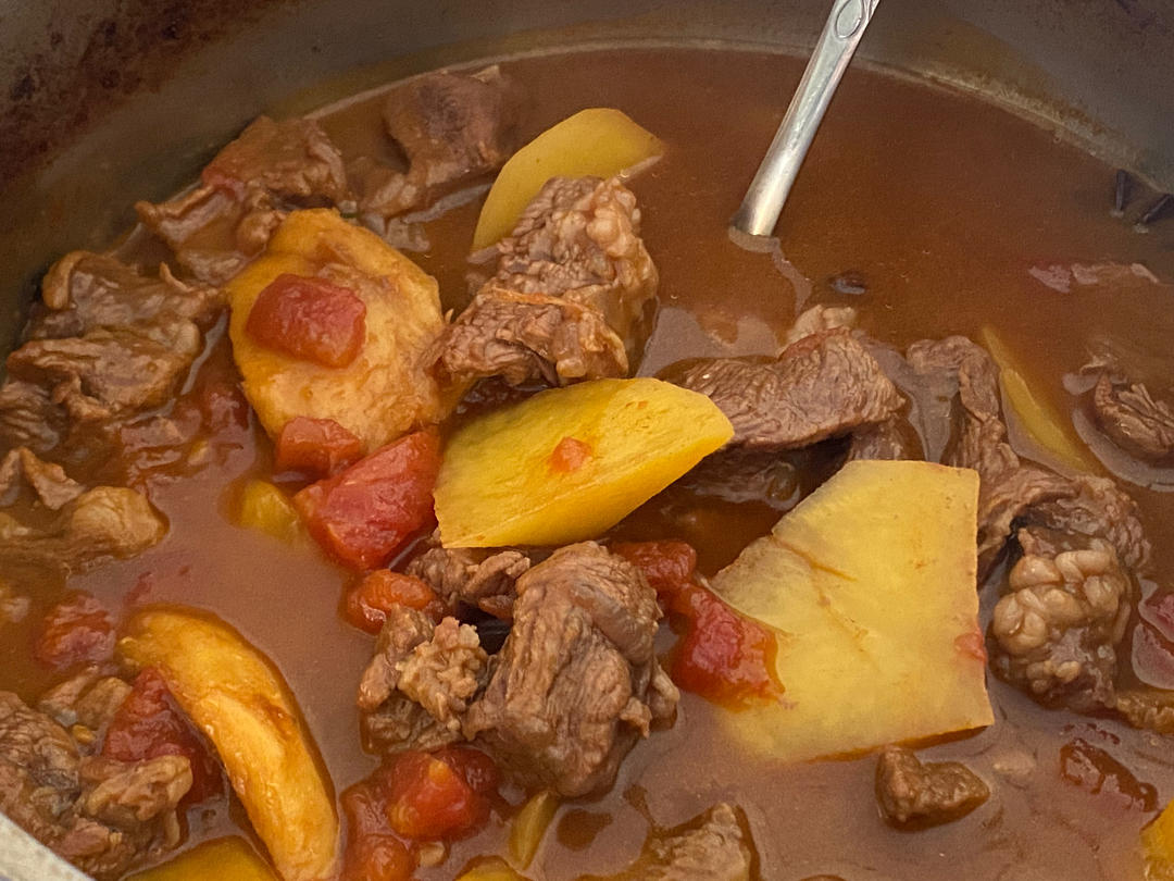 汤浓肉嫩的番茄牛腩，牛腩软烂秘法