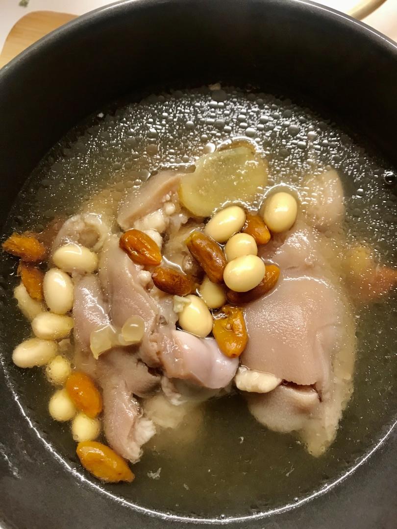 黄豆花生猪脚汤