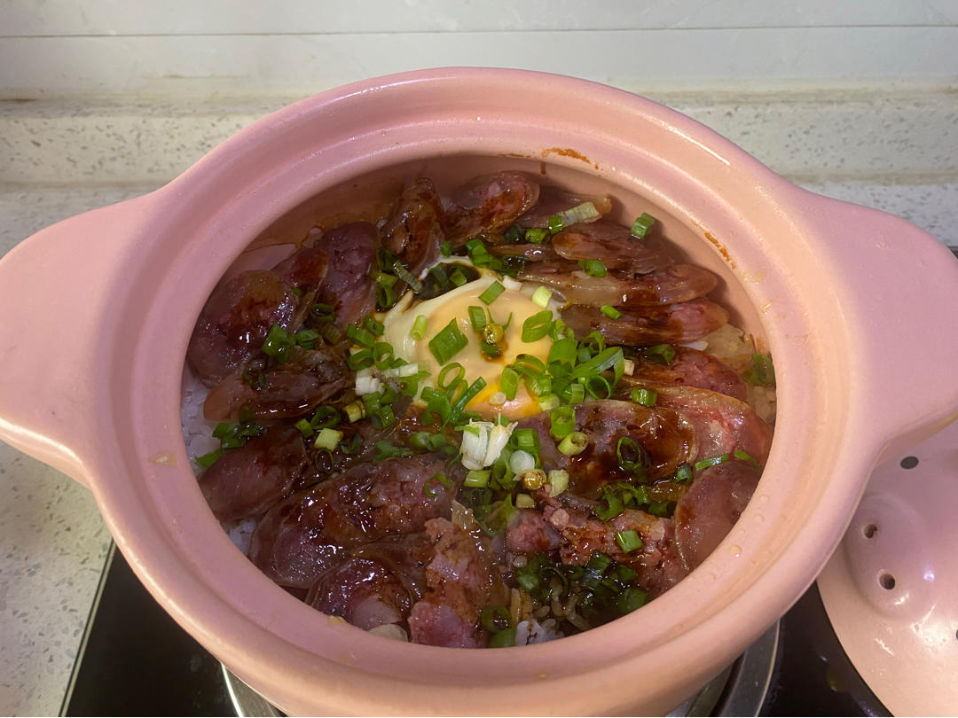 《广式腊肠砂锅煲仔饭》