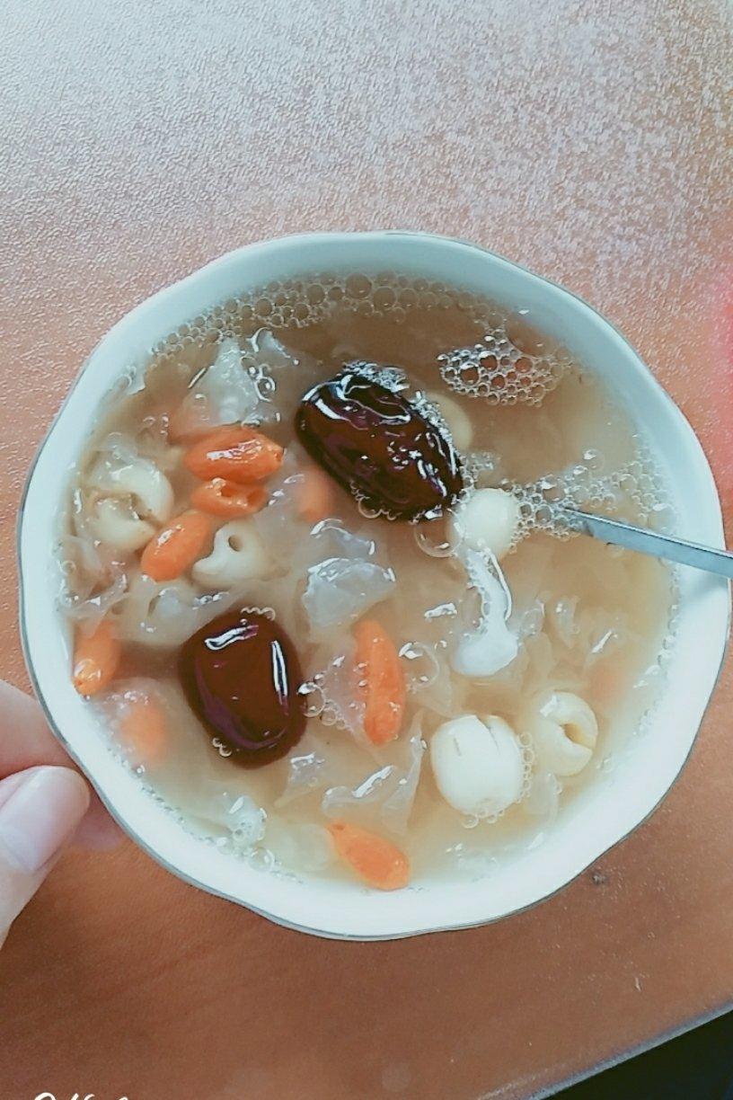 红枣莲子银耳羹