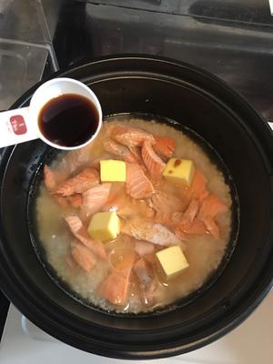 砂锅黄油三文鱼饭的做法 步骤4