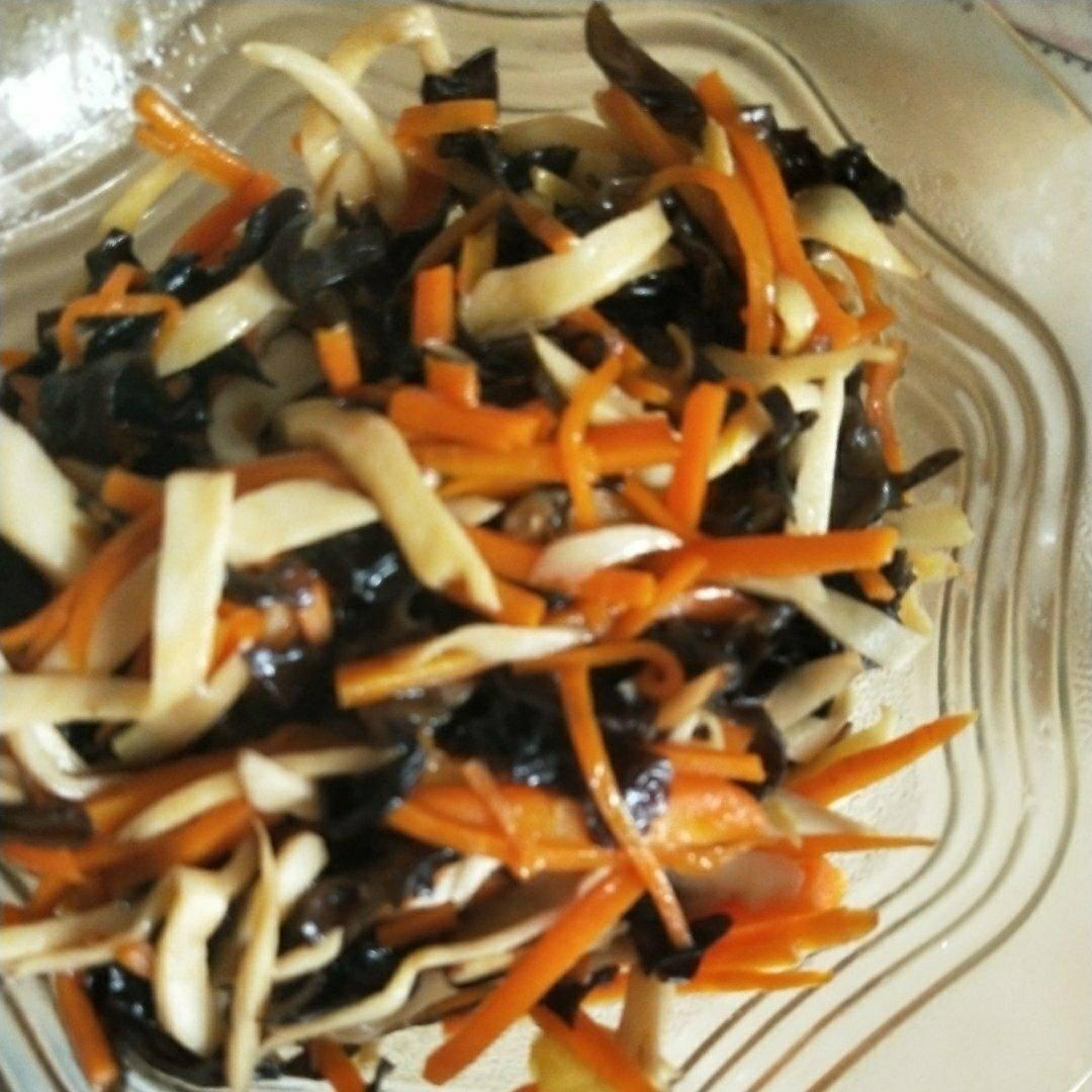 胡萝卜香菇炒木耳