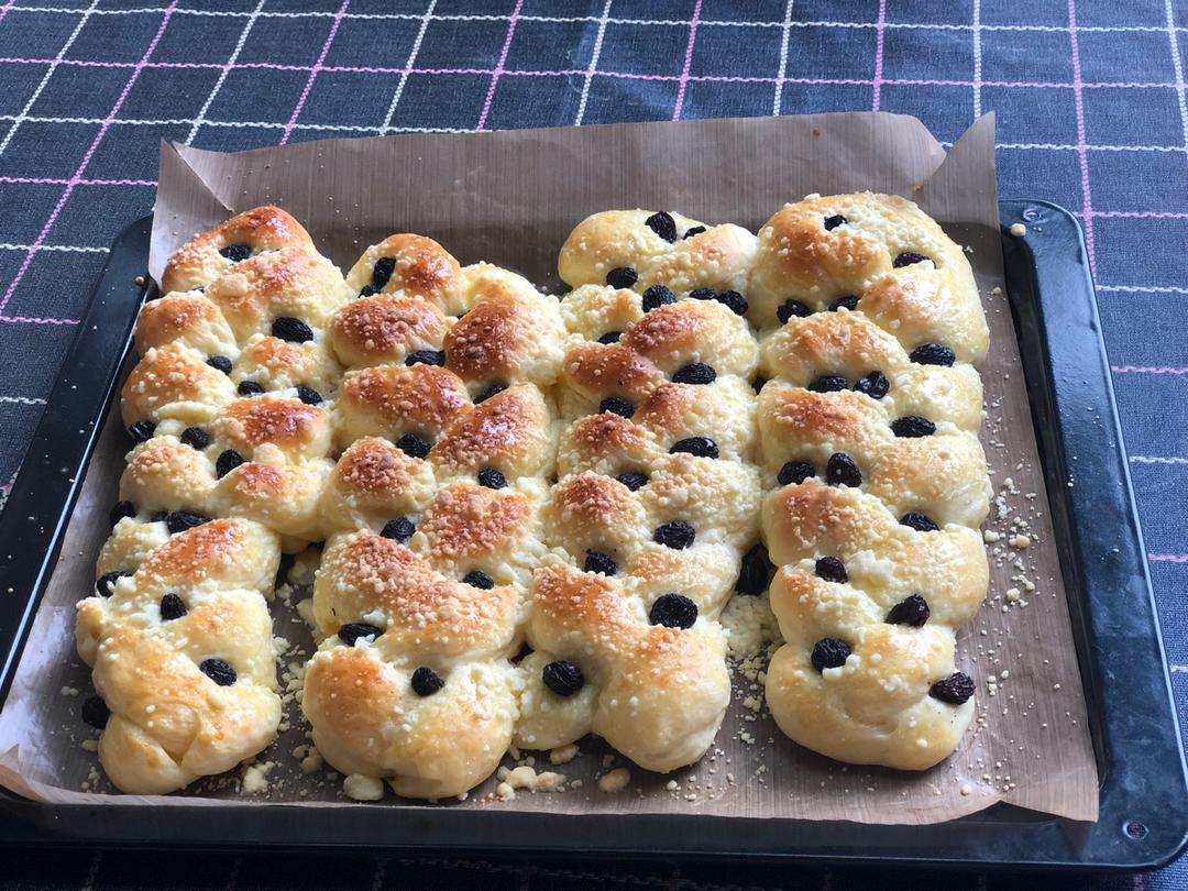 葡萄干奶酥面包