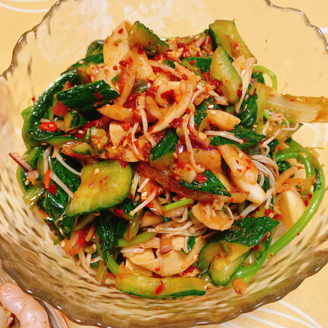 解馋减脂餐！酸辣开胃又下饭的菠菜拌金针菇