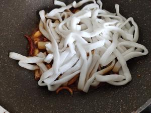 凤祥炸鸡的神仙吃法--香辣翅根爆炒馕粉的做法 步骤8