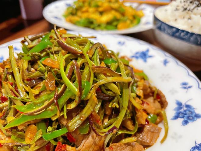 鲜蕨菜炒肉的做法