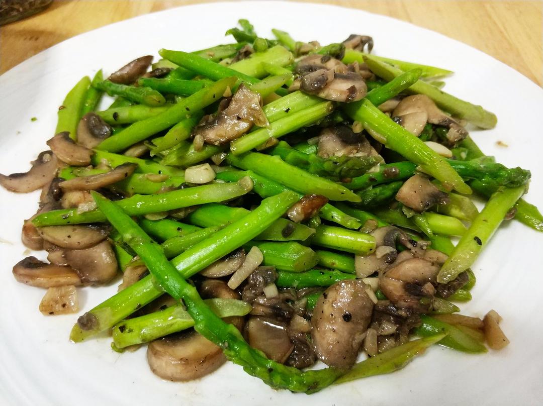 芦笋炒蘑菇