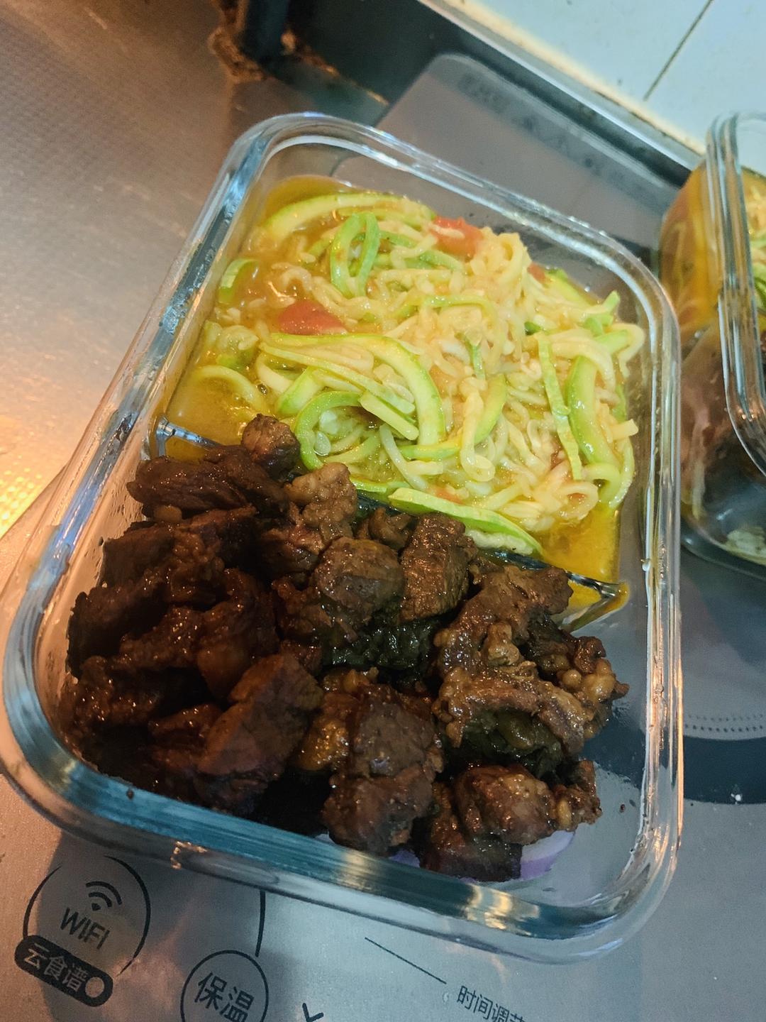 【生酮便当】黑椒牛排&西红柿西葫芦面的做法