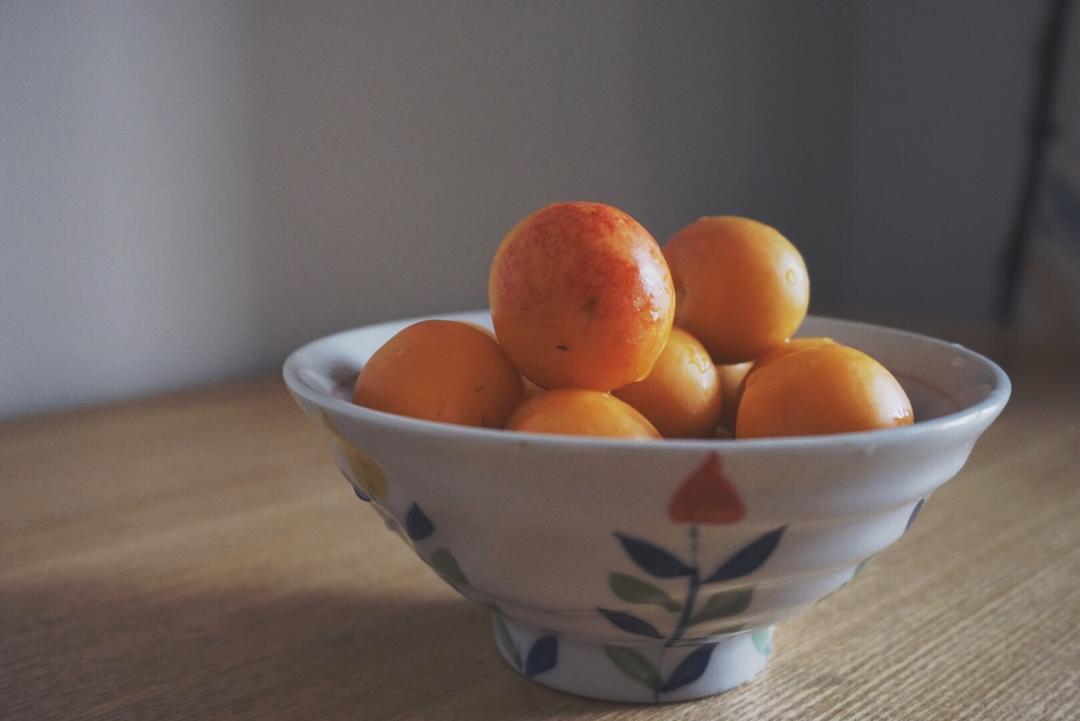 微热初夏的小白杏