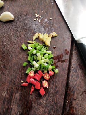 〈辣豆瓣酸菜炒羊肉〉，一级棒👍，欣小厨 😉的做法 步骤3