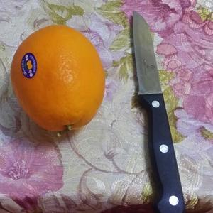 迅速剥橙子不脏手！的做法 步骤1