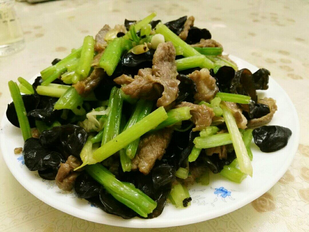 香芹黑木耳炒肉丝