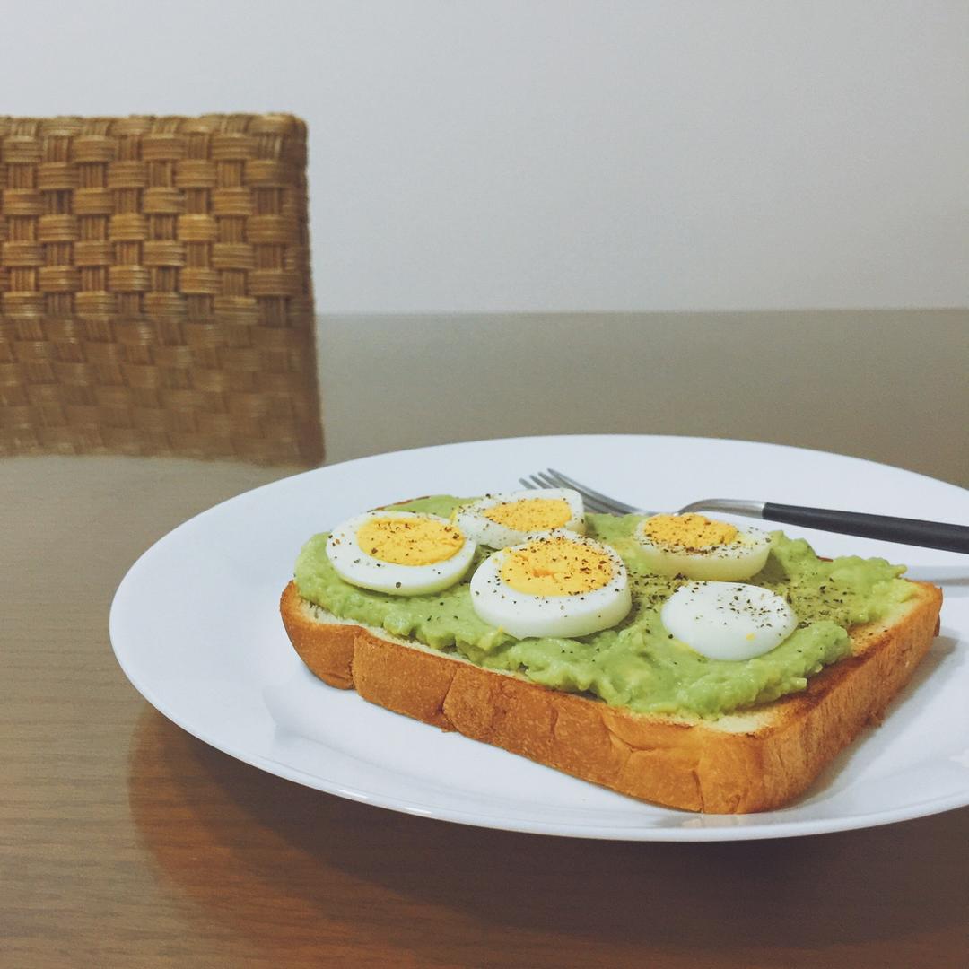 双重牛油果鸡蛋开放三明治