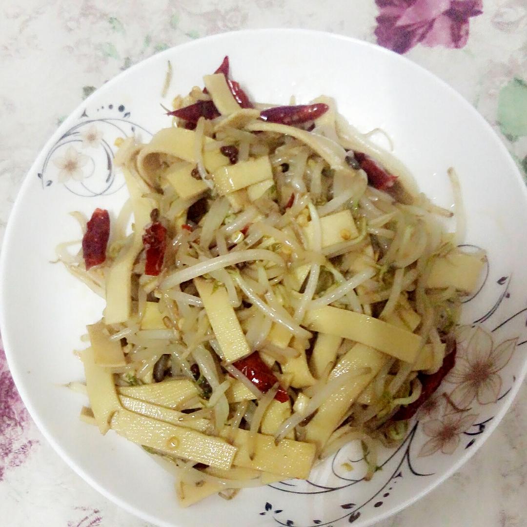 绿豆芽炒豆皮的做法
