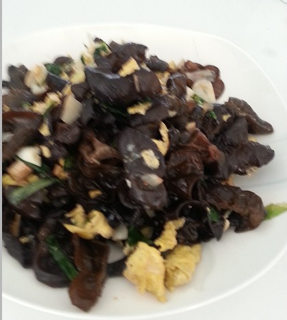 青蒜木耳熏肉小炒