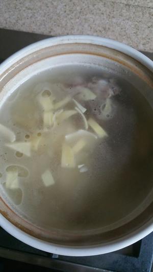 山药笋排骨煲汤的做法 步骤4