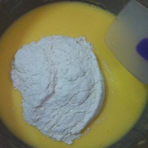 会开裂的酸奶葡萄干蛋糕的做法 步骤3