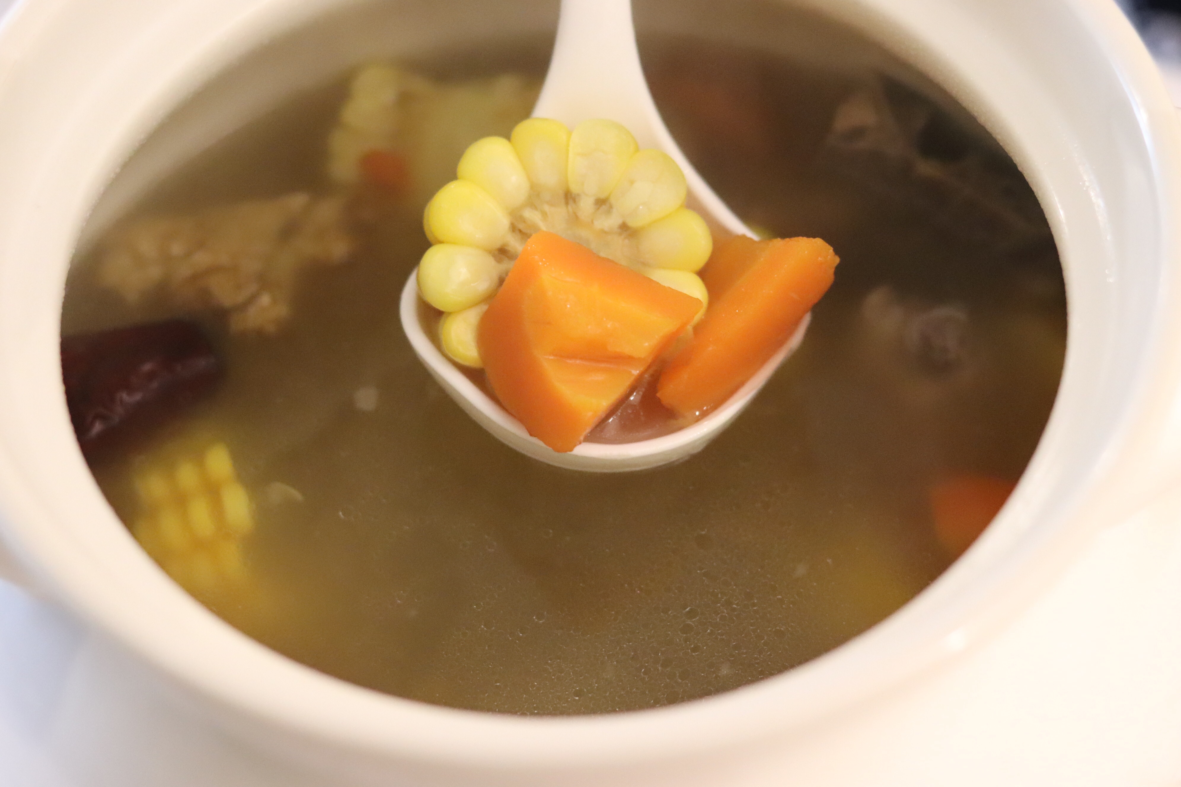 玉米排骨滋补汤的做法