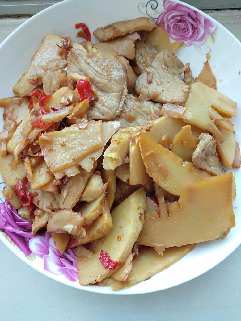 a76雪花纷飞飘向天际做的冬笋炒五花肉