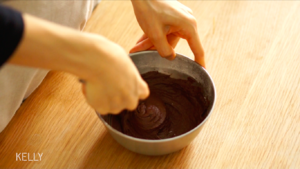 不消泡的巧克力戚风胚/「戚风及其衍生」烘焙视频蛋糕篇2的做法 步骤6