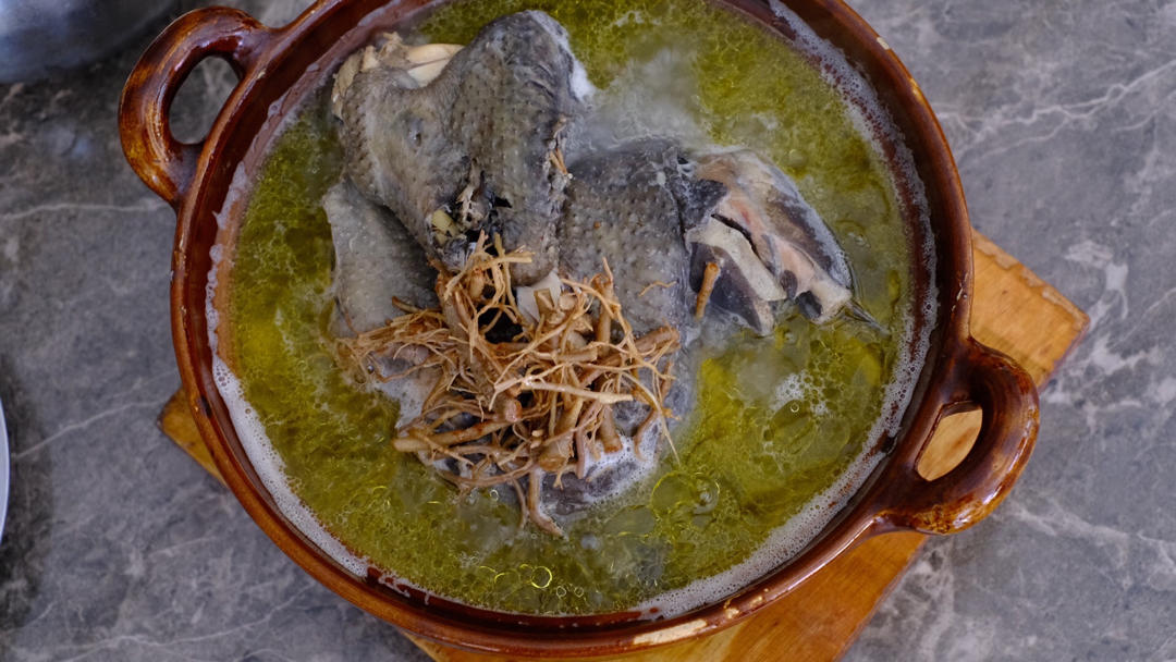 晚餐2021年2月26日        三七炖乌鸡,凉拌香香菜必点#晚餐2021年2月