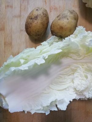 「老少皆宜」白菜炖土豆的做法 步骤1