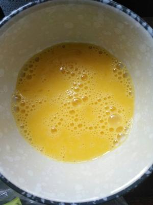 金针菇炒鸡蛋的做法 步骤3