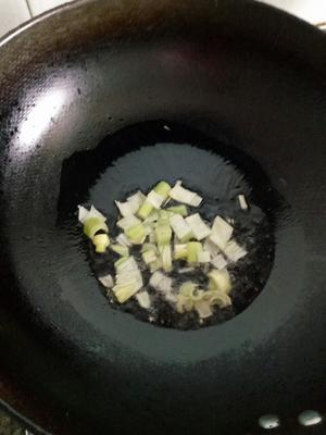 香菇酱炒芦笋的做法 步骤2