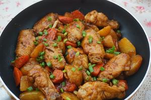 超入味的土豆焖鸡翅的做法 步骤15