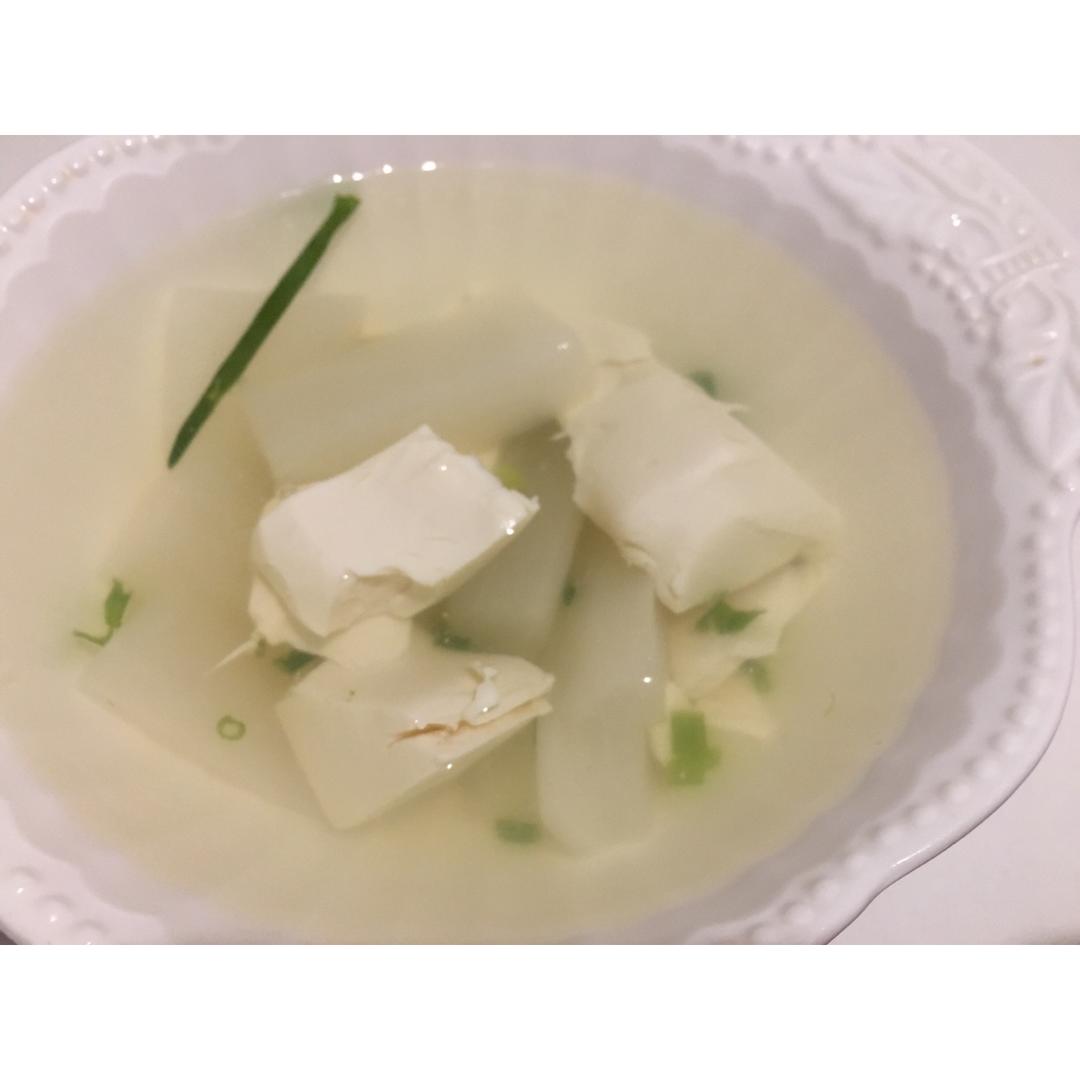 白萝卜豆腐汤
