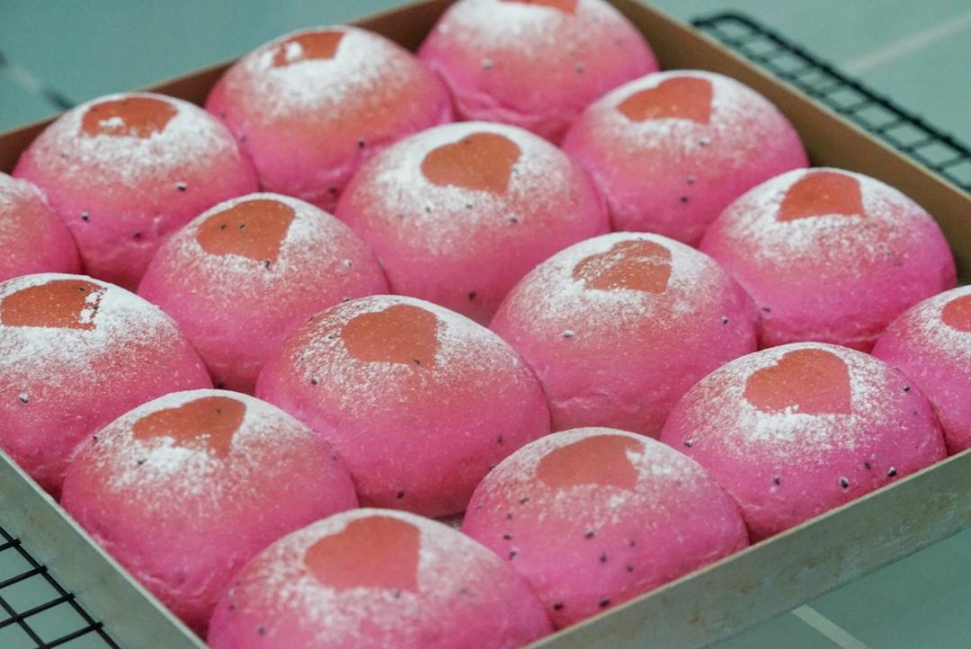 火龙果奶酪软欧（颜值爆表的软萌妹子）