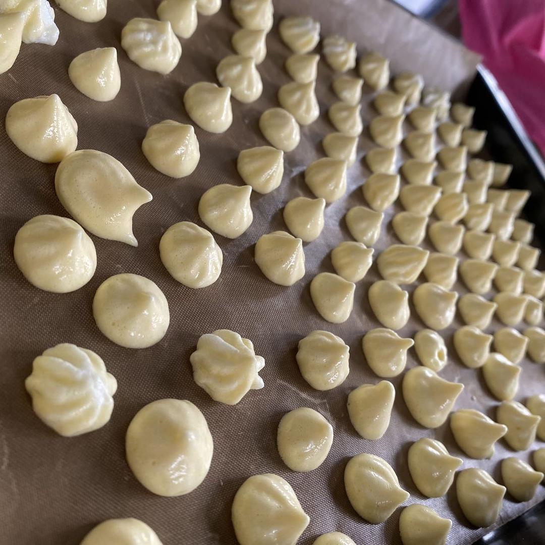 宝宝第一口健康零食！超级无敌好吃到爆炸！入口即化！材料只有1个鸡蛋 ！10g奶粉！5g淀粉 ！酥脆可口 ！幸福的味道 ！