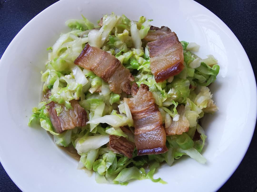 酱油肉炒圆白菜的做法