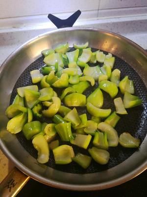 你以为你会炒青菜吗?——如何炒出一盘颜色碧绿口感甜糯的上海青的做法 步骤3