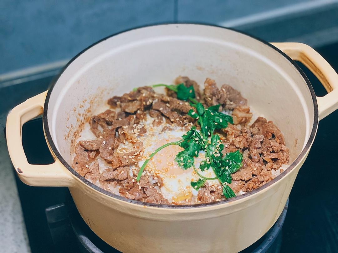 窝蛋牛肉饭