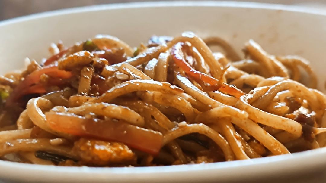厨师长教你：用泡面做“鸡蛋肉丝炒面”，干香美味，方便简单