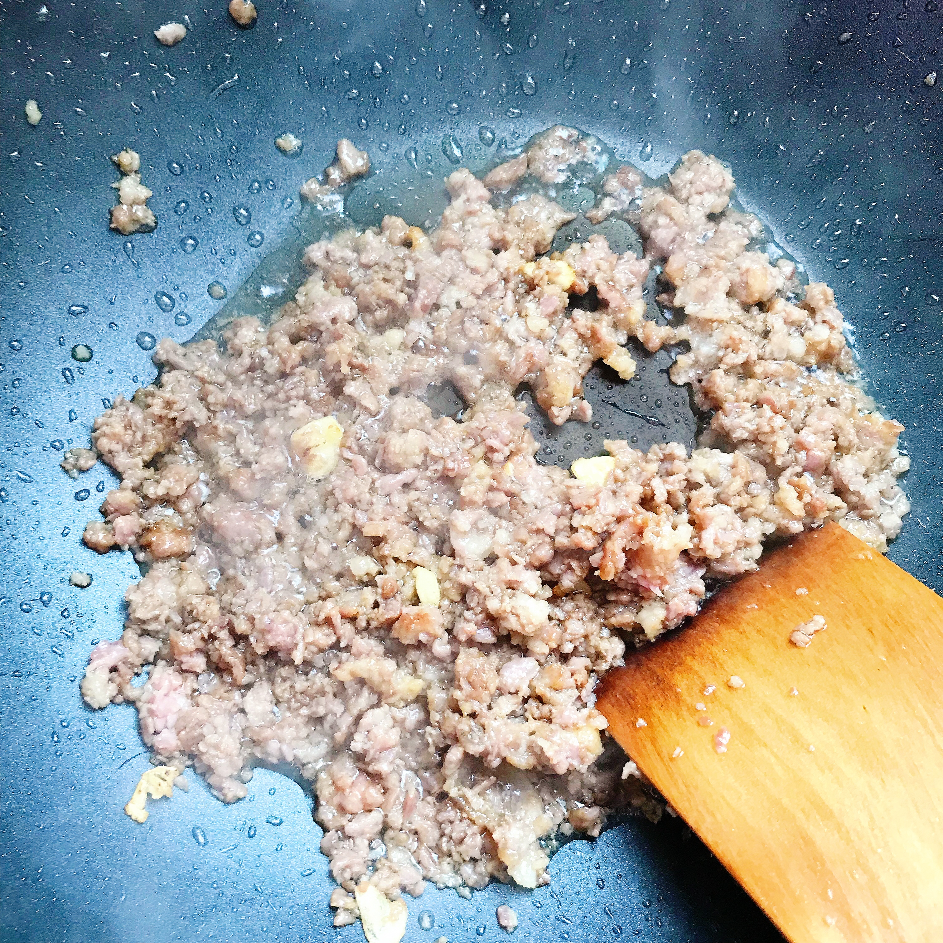 蒜芯玉米粒炒肉的做法 步骤5