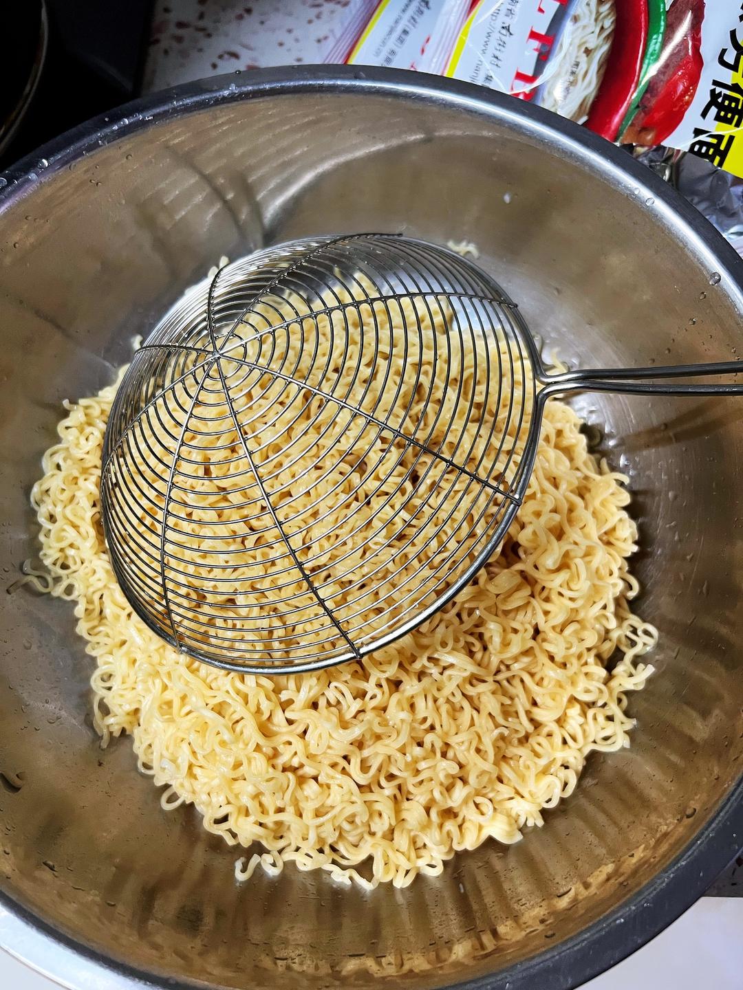 美味营养炒方便面的做法 步骤6