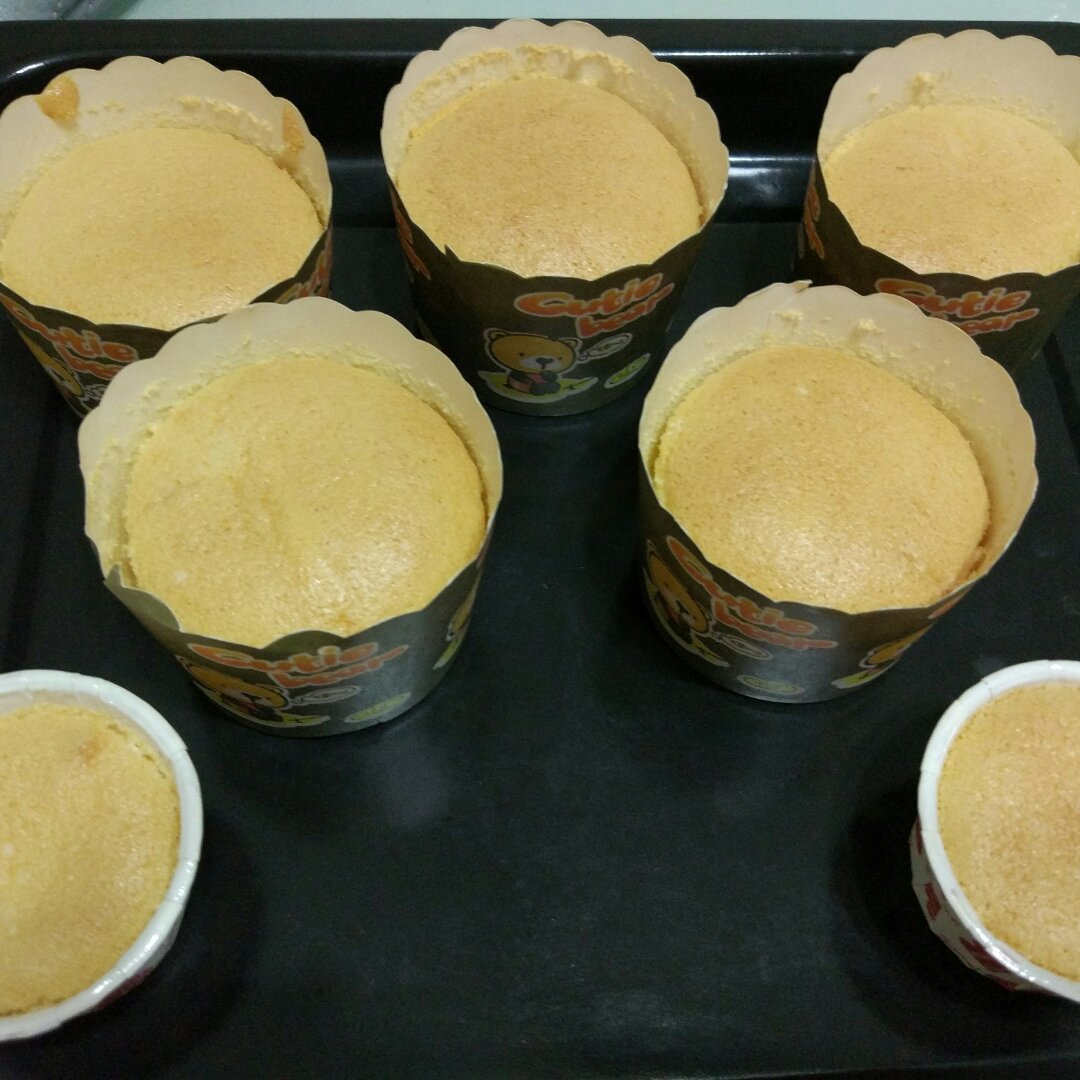 戚风杯子蛋糕^_^不开裂不回缩喔～