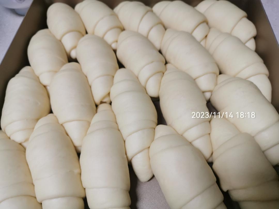 又香又软又拉丝，咬一口奶香十足！超治愈的淡奶油波兰种小餐包