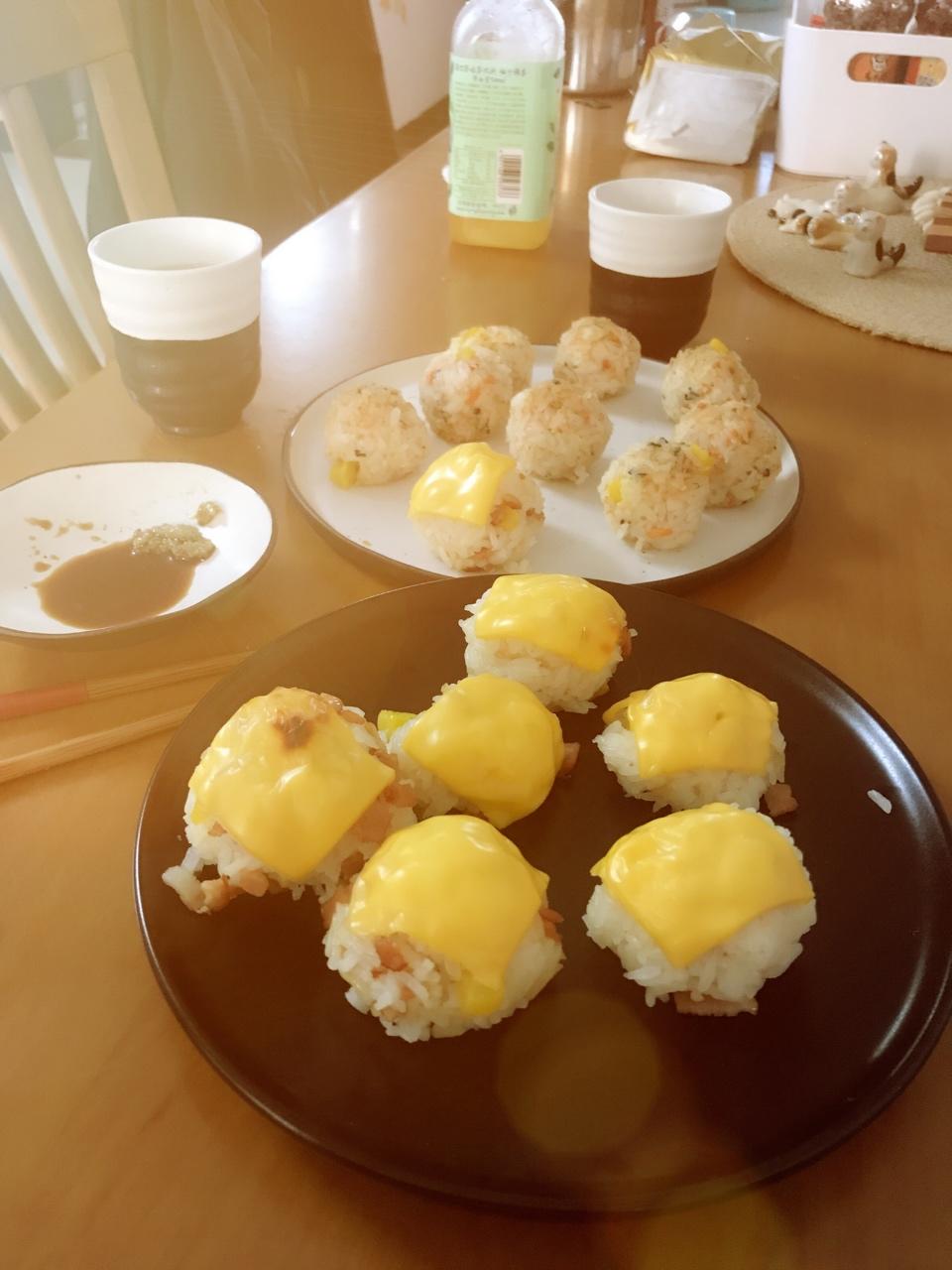奶酪片烤饭团。