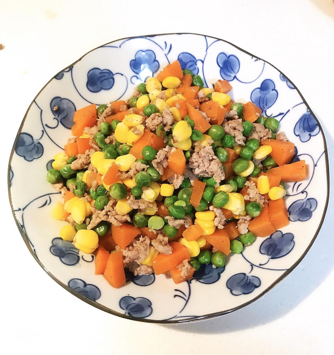 超简营养丰富的彩🌈丁（豌豆胡萝卜玉米炒肉末）