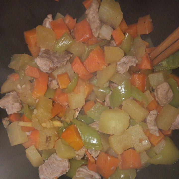 土豆胡萝卜炒肉丁