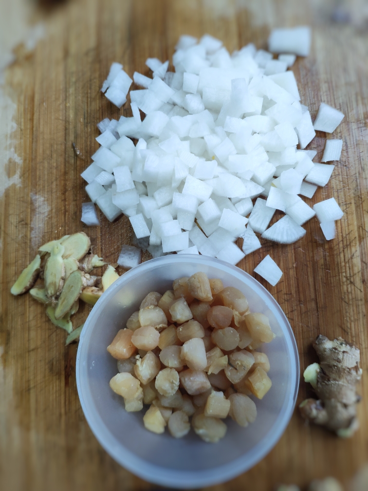 超简单的家常菜—干贝萝卜汤的做法 步骤1
