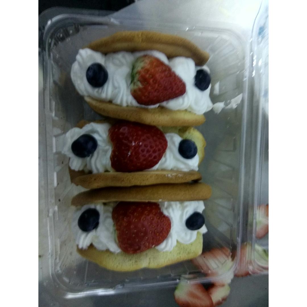 韩国最热门的甜品店Le Bread Lab的草莓蛋糕卷