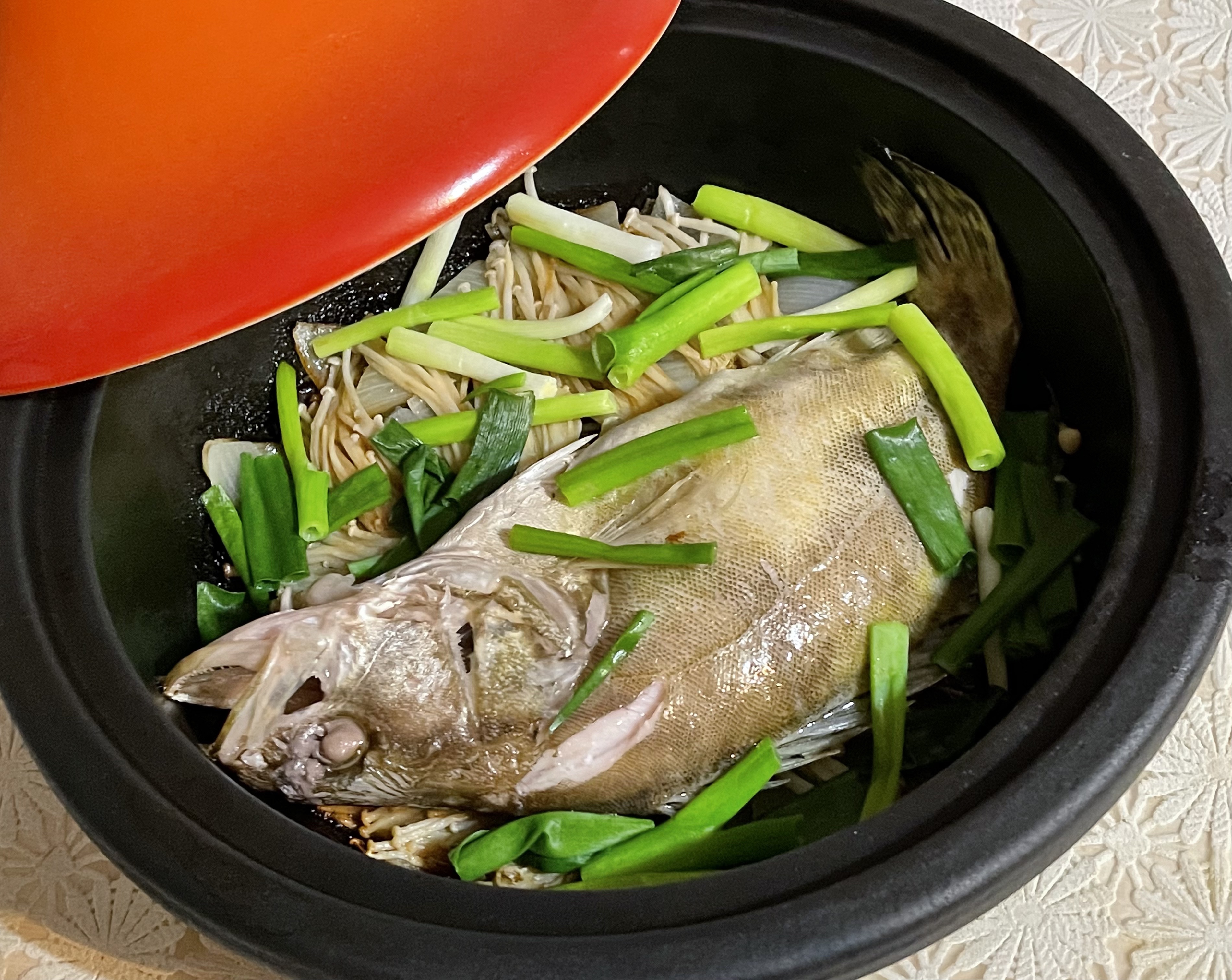 塔吉锅焗臭鳜鱼的做法